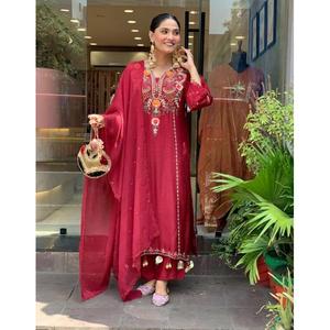 Nueva kurta de seda chanderi de viscosa pura con pantalón y dupatta con trabajo en relieve. - Product Image 1