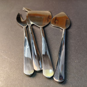 Ensemble d'outils contemporains en or poli 4 pièces comprenant une fourchette à fromage, un couteau à pointes, une pelle à fromage dur et un épandeur à fromage mou. - Product Image 5