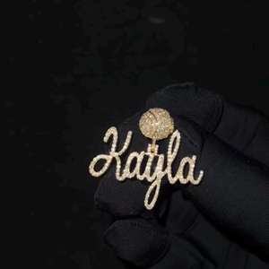 จี้เพชรโมอิสซาไนต์แบบกำหนดเองผ่านการทดสอบมาตรฐาน VVS พร้อมจี้ตัวอักษรสำหรับผู้ชายและผู้หญิง สไตล์ฮิปฮอป เงินแท้ 925 ประดับเพชร - Product Image 4