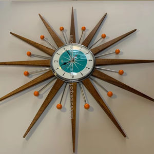 Reloj de Pared Decorativo de Cuarzo con Forma Triangular de Madera Náutica, Estilo Antiguo Glamuroso, Juego de Varias Piezas, Números Romanos para Sala de Estar - Product Image 1