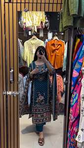 Conjunto de traje étnico para mujer, completamente cosido, con top Chinon estampado de diseñador para fiesta, pantalón con borde de encaje y detalles de espejo, y dupatta. - Product Image 4