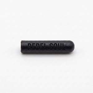 Ciondolo cilindrico nero con motivo a lettere in rilievo Rebel Soul - Product Image 3