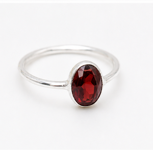 Bague en argent avec grenat rouge, bague en grenat ovale facetté, bague en argent sterling avec pierre précieuse, bague pierre de naissance de janvier, cadeau de bijoux fait main - Product Image 3