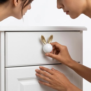 Poignée de meuble en résine en forme d'oreilles de lapin, design moderne, oreilles blanches et dorées, durable et écologique pour armoires, tiroirs, maison et bureau - Product Image 3