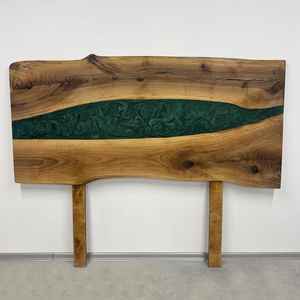 Cabecero de Cama de Madera con Borde Natural y Resina Epoxi con Incrustaciones de Resina Esmeralda - Product Image 4