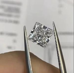 Anillo de moda con diamantes en racimo de proveedor indio, acabado en oro amarillo con piedras brillantes para eventos nocturnos, disponible para la venta - Product Image 2