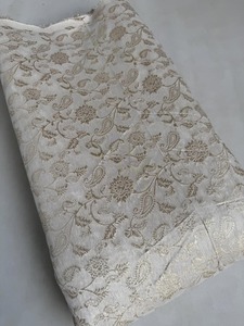 Tissu en soie jacquard brodé décoratif de fabrication indienne pour vêtements de boutique, disponible pour une livraison mondiale - Product Image 1