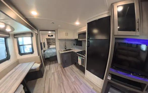 Camping-cars de luxe d'occasion 2023 2022 C-R-O-S-S-R-O-A-D-S RV C-R-U-I-S-E-R AIRE 27RBS - Product Image 2