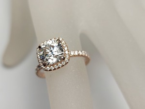 Bague halo en or rose 18 carats avec diamant de laboratoire taille coussin et rhodium |   Bague Halo entièrement pavée |   Clarté VVS |   Bijoux de mariage classiques et luxueux - Product Image 4