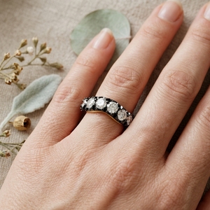 Anillo de aniversario de oro amarillo de 14K con 5 diamantes, banda de diamantes cultivados en laboratorio con engaste de rodio negro, anillo apilable de media eternidad - Product Image 6