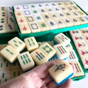 Fichas de Mahjong Pintadas a Mano, Ecológicas, con Patrón Circular, Decoración Artesanal Coleccionable, Estatua de Resina Verde y Amarilla, Personalizada - Product Image 6