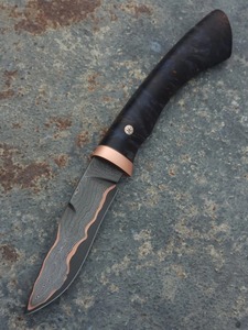 Cuchillo de Caza de Acero de Damasco y Cobre Hecho a Mano por Edge Master, Mango de Resina Negra, Forjado a Medida, Punta Caída, 10 Pulgadas - Product Image 1