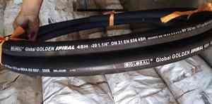 Bobina de manguera hidráulica industrial sobre banco de trabajo metálico en taller profesional, manguera de alta presión duradera para maquinaria - Product Image 2