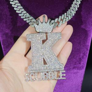 Compre en Línea en India un Collar con Nombre Personalizado con Cadena Cubana, Cierre de Corona y Colgantes de Letras, Joyería Personalizada - Product Image 1