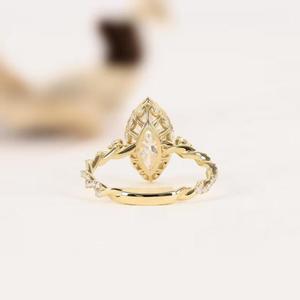 Anillo Fino con Diamante Corte Pera en Oro Sólido con Barra Clásica con Acentos Pavé y Engaste Asimétrico de Múltiples Piedras, Ideal para Regalo para Ella - Product Image 3