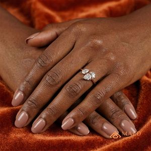 Anillo de compromiso de moissanita con corte de pera chapado en oro rosa, joyería nupcial con engaste de puntas para mujer, origen Gujarati, banda de aniversario y boda - Product Image 4