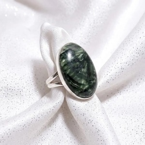 Anillo Hecho a Mano de Plata de Ley 925 con Seraphinite Natural para Mujer, Elegante Joya con Piedra Preciosa, Regalo para Ella - Product Image 1