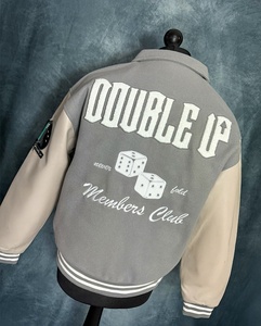 Veste de baseball unisexe personnalisée OEM en cuir gris beige avec fermeture éclair, broderie en tissu éponge, style universitaire - Product Image 2