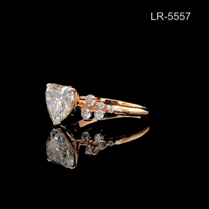 Anillo de Diamante Cultivado en Laboratorio con Corte Corazón de 3.20 CTW, Anillo de Compromiso con Piedras Laterales Florales, Joyería Fina Certificada por IGI - Product Image 3