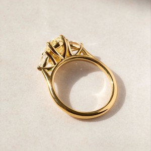 แหวนเพชรรูปไข่สีเหลืองสามเม็ด เพชรเลี้ยงในห้องปฏิบัติการ ทอง 10K/14K/18K แหวนหมั้นหรูหรา ของขวัญแต่งงาน - Product Image 3