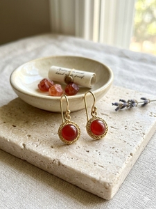 Boucles d'oreilles en laiton avec pierres rouges, bijoux ethniques faits à la main avec pierres précieuses pour les acheteurs en gros - Product Image 5