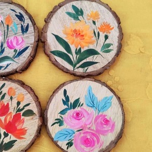 Sous-verres en bois faits à la main, motif floral peint, style moderne, napperons de table, artisanat, écologiques, antidérapants, diamètre 10 cm - Product Image 3
