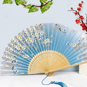 Éventail pliant artisanal en bambou naturel, motif floral bleu et blanc, design artistique pour collection, décoration de mariage, cadeau - Product Image 4