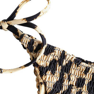 Maillot de bain moderne doté d'un tissu extensible durable et d'une sensation de séchage rapide. Idéal pour les amateurs de plage et les journées de détente au bord de la piscine. - Product Image 4