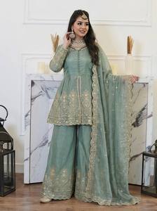 Ensemble Lehenga de mariage indien en soie verte élégante avec broderie dorée et dupatta pour femme, coupe ample traditionnelle, longueur au sol - Product Image 4