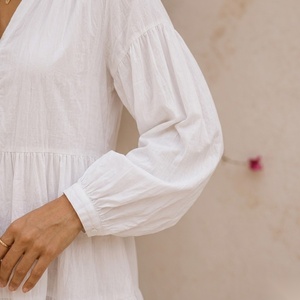 Vestido mini de algodón con cuello en V, manga farol, corte en A, botones frontales y dobladillo en capas, estilo casual de verano, ajuste holgado para uso diario. - Product Image 3