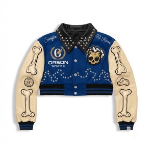 Chaqueta Varsity Corta con Logotipo Personalizado para Mujer, Chaqueta Bomber Punk con Parches de Calaveras y Huesos, Chaqueta Letterman con Mangas de Cuero con Pedrería - Product Image 4