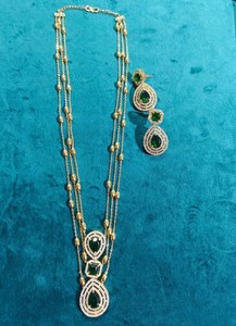 Parure de bijoux indiens pour mariée, collier superposé finition or vert émeraude, design géométrique, pour mariage et fête, en laiton fait main - Product Image 3