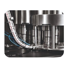 Máquina Tapadora Automática Rotativa de Tornillo Fabricada en India para un Cierre Seguro de Botellas, Producción Continua Disponible para la Venta - Product Image 1