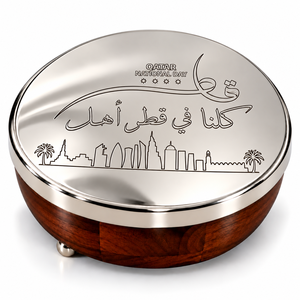 Caja de Chocolate Grabada en Madera y Metal con Diseño del Día Nacional de Qatar para Eventos y Regalos Premium, Tamaños y Colores Personalizados Disponibles - Product Image 1