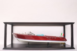 Vitrina para Riva Aquarama de 90 cm con marco de madera y plexiglás, protección duradera para el modelo durante la exhibición. - Product Image 2