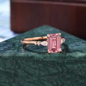 Anillo de Compromiso de Oro Rosa con Zafiro Rosa Corte Esmeralda y Detalles de Moissanita, Joyería Nupcial para Boda - Product Image 1