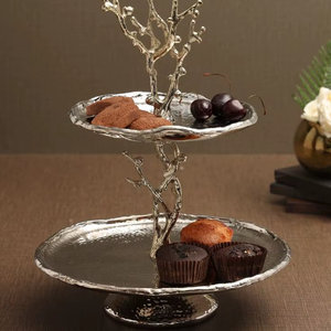 Support à gâteau en aluminium de style artisanal pour marque privée, accessoires de dessert haut de gamme avec une touche artistique métallique - Product Image 1