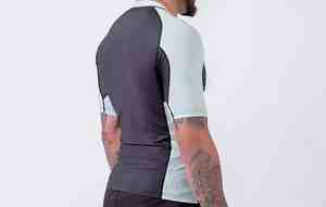 Chemises de compression pour hommes OEM de qualité supérieure, imprimées par sublimation, en polyester, pour la gym, le fitness, le surf et la plongée - Product Image 2