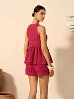 Ensemble coordonné haut peplum à œillets fuchsia et short ajusté pour femme