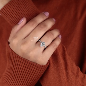 Bague de fiançailles de luxe en or blanc 14 carats avec diamant de laboratoire taille brillant serti pavé, motif croisé et halo caché, pour demande en mariage - Product Image 2