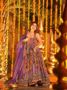 Ensemble Anarkali en soie brodée violette avec dupatta, longueur ras du sol, tenue traditionnelle indienne et pakistanaise pour mariage, coupe ample pour femme - Product Image 3