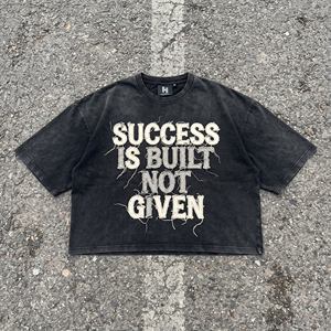 เสื้อยืดโอเวอร์ไซส์ทรงครอป แขนสั้น คอกลม ลายปักตัวอักษร สไตล์สตรีท ลุคทำสีซีด เสื้อครอปผู้ชาย - Product Image 1