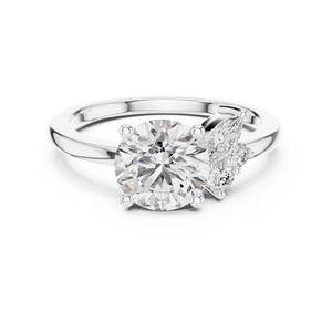Elegante Anillo de Compromiso Art Deco con Moissanita en Racimo, Corte Redondo Central con Detalles Asimétricos, Acabado Chapado en Oro de 18K para Mujer - Product Image 1