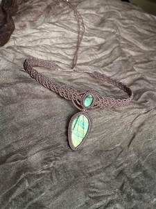 Collier artisanal tendance en macramé avec double perle d'eau douce et pierre naturelle gris mauve, style bouddhiste, collection Twilight Bloom - Product Image 3