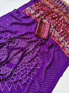 Sari en soie crêpe Ajrak Reglance Chakra Bandhani fait main avec motifs traditionnels et travail de miroir, idéal pour les festivals Gujarati, séchage rapide, infroissable - Product Image 2