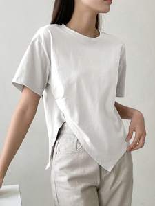 เสื้อยืดแขนสั้นคอกลมสีเทาอ่อนทรงเอซิมเมทริก ชายเสื้อผ่าข้าง สไตล์ลำลอง เหมาะสำหรับฤดูร้อน เสื้อผู้หญิง OEM - Product Image 3