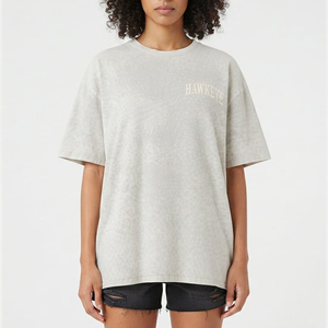 เสื้อยืดโอเวอร์ไซส์สไตล์สตรีทแวร์น้ำหนักเบา ปักลายโลโก้แบบกำหนดเอง ดีไซน์ใหม่ เสื้อลำลองไซส์พลัส ทรงไหล่ตก สำหรับผู้หญิง - Product Image 1