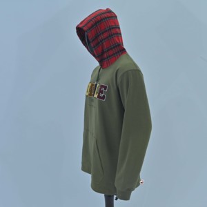 Sweat à capuche en polaire brodé vert olive pour homme de la marque The Huddle avec doublure à carreaux et poche avant, coupe décontractée tendance - Product Image 2