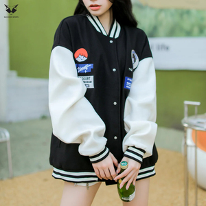 Fournisseur de premier plan, nouvelle arrivée, veste varsity noire pour femmes avec design de patch sur les manches blancs, col rabattu, manches longues, vêtements d'automne - Product Image 2