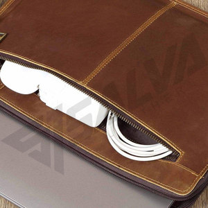 Funda para Portátil de Cuero Genuino SALVA LEATHER, Hecha a Mano, Correa Ajustable, Cierre Personalizado, Bolso Casual Multifuncional - Product Image 4